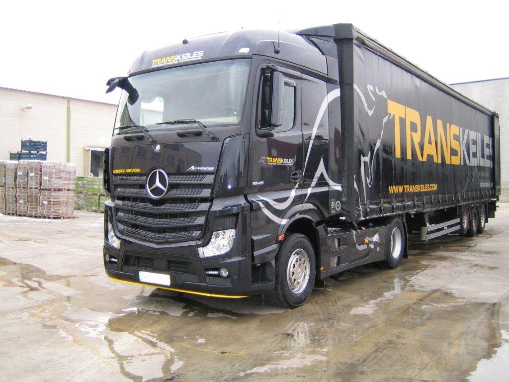 Tractora negra de Transkeiles con semirremolque rotulado, vista de frente